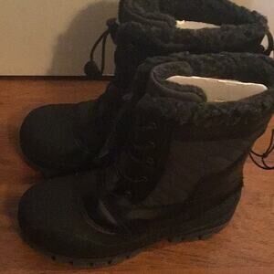 Girls size 3 waterproof winter boots new with tags